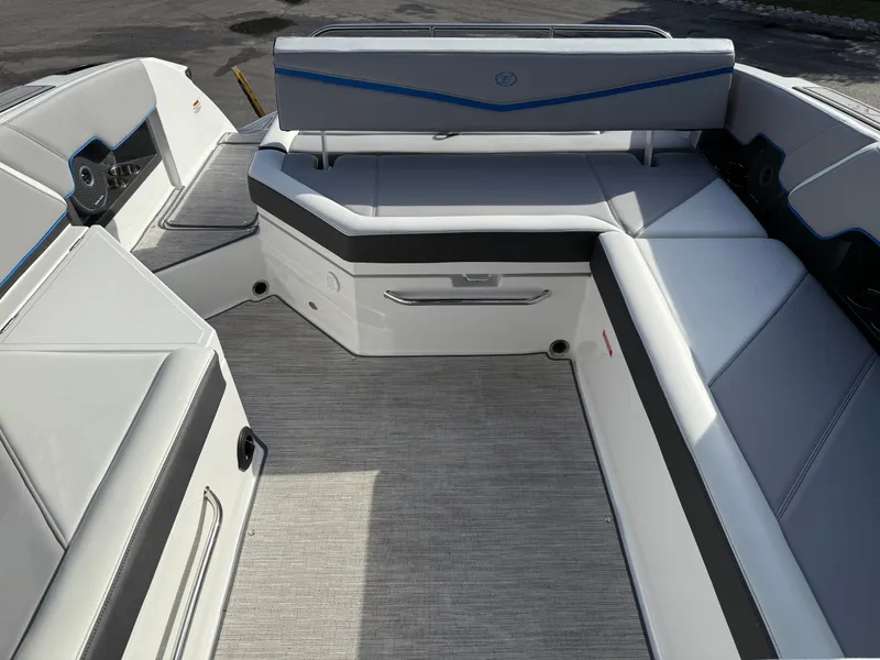 Slide: The Image of Cobalt R8 Surf 2024 - 368