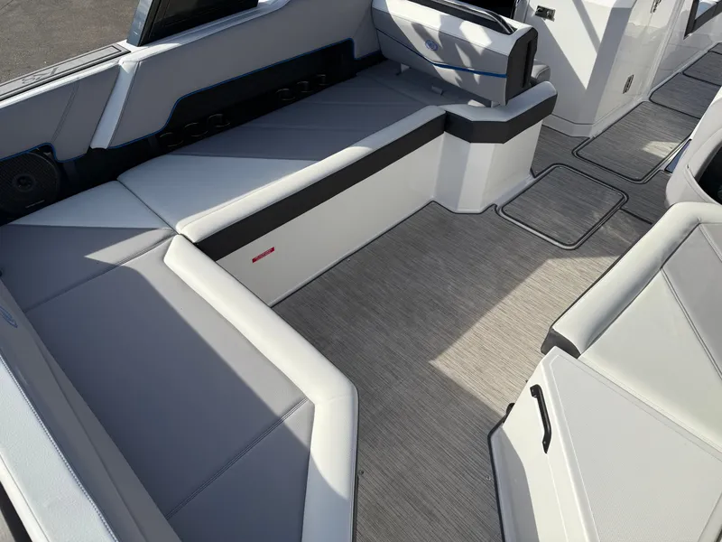 Slide: The Image of Cobalt R8 Surf 2024 - 374