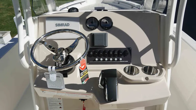 Slide: The Image of Boston Whaler 220 Dauntless 2026 - 10