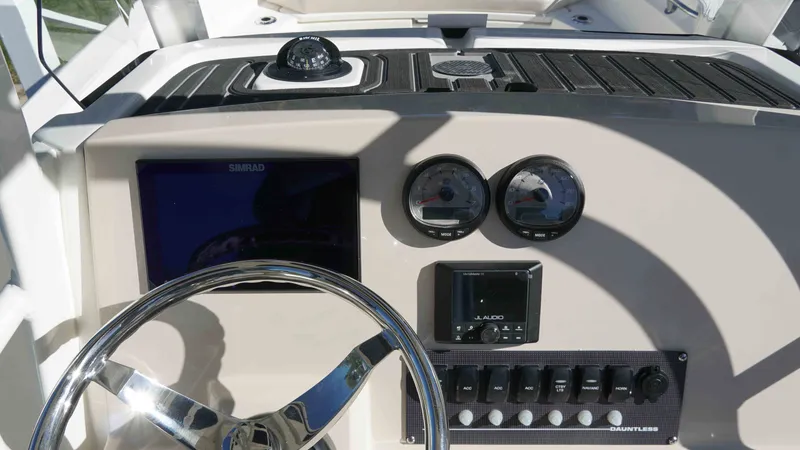Slide: The Image of Boston Whaler 220 Dauntless 2026 - 11