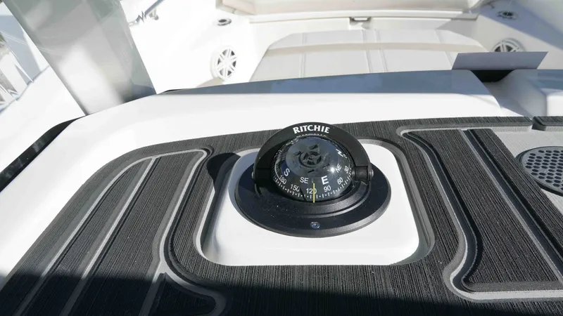 Slide: The Image of Boston Whaler 220 Dauntless 2026 - 12