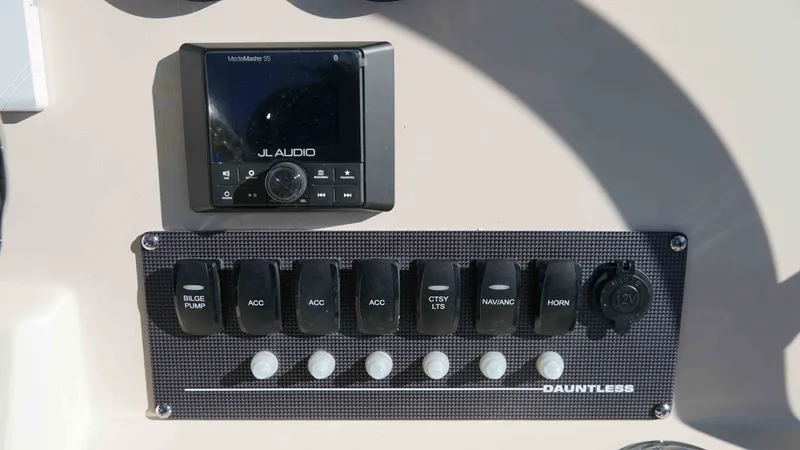 Slide: The Image of Boston Whaler 220 Dauntless 2026 - 13