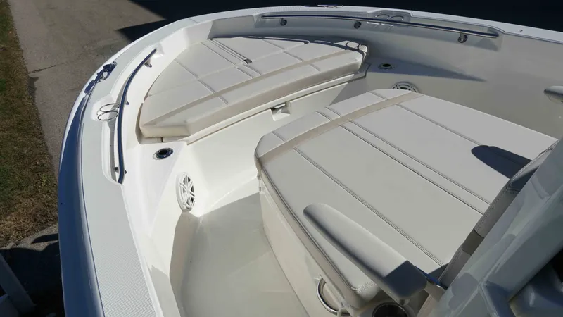 Slide: The Image of Boston Whaler 220 Dauntless 2026 - 15