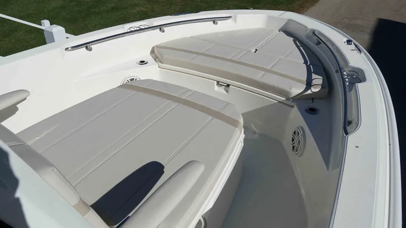 Slide: The Image of Boston Whaler 220 Dauntless 2026 - 16