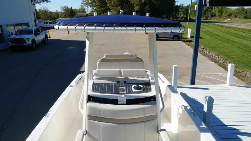 Slide: The Image of Boston Whaler 220 Dauntless 2026 - 20