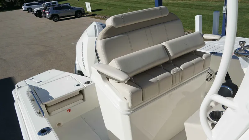 Slide: The Image of Boston Whaler 220 Dauntless 2026 - 21