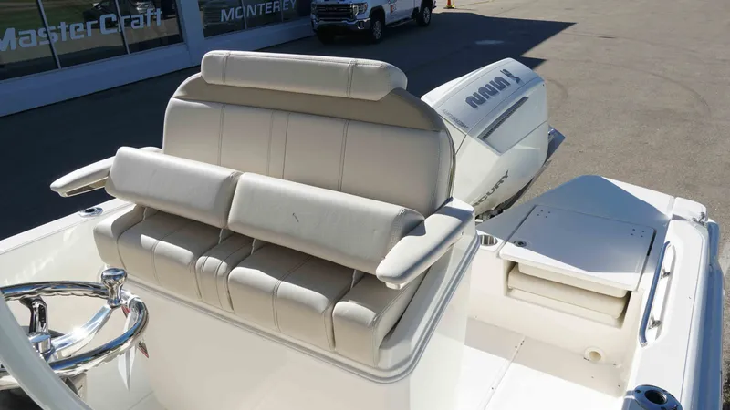Slide: The Image of Boston Whaler 220 Dauntless 2026 - 22