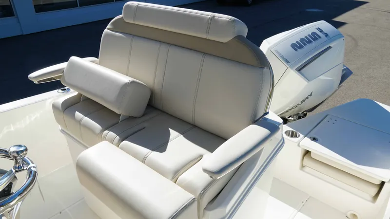 Slide: The Image of Boston Whaler 220 Dauntless 2026 - 23