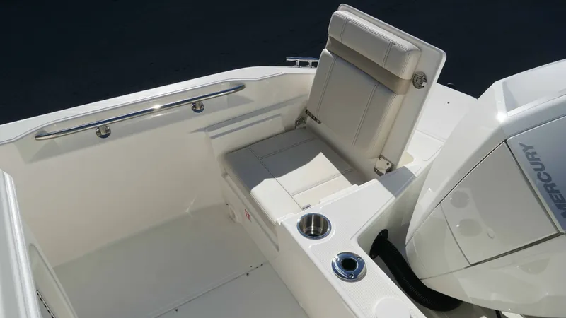 Slide: The Image of Boston Whaler 220 Dauntless 2026 - 24