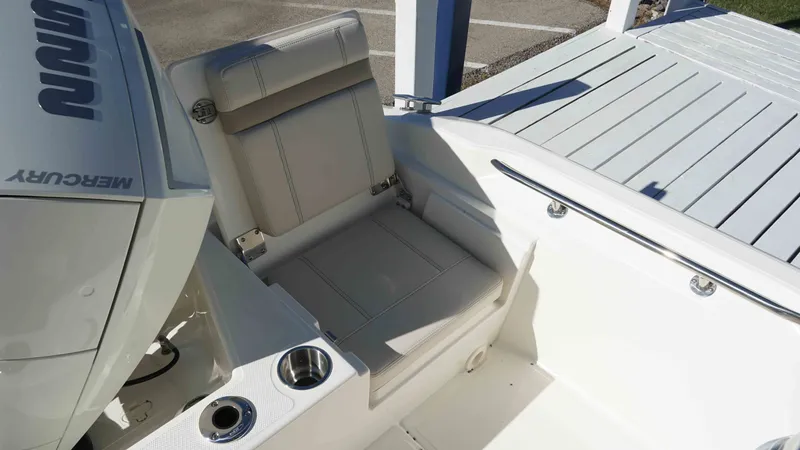 Slide: The Image of Boston Whaler 220 Dauntless 2026 - 25