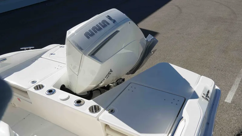 Slide: The Image of Boston Whaler 220 Dauntless 2026 - 26