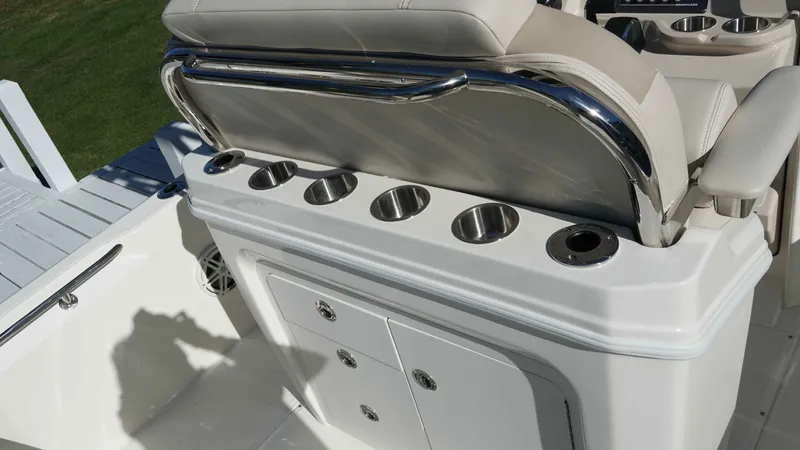 Slide: The Image of Boston Whaler 220 Dauntless 2026 - 27