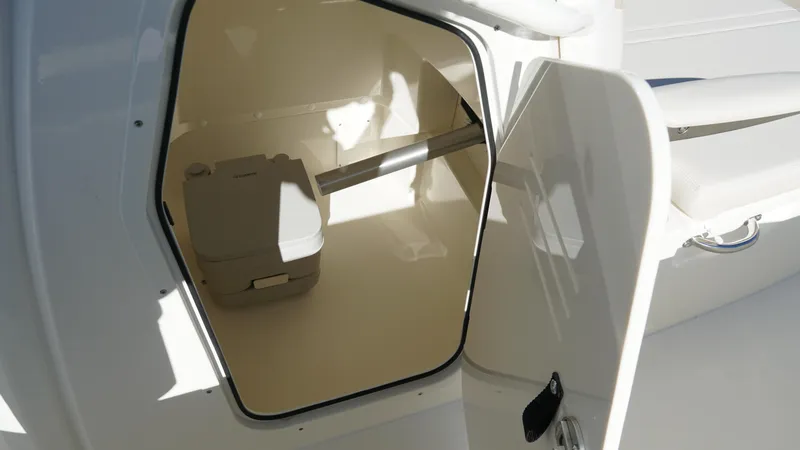 Slide: The Image of Boston Whaler 220 Dauntless 2026 - 30