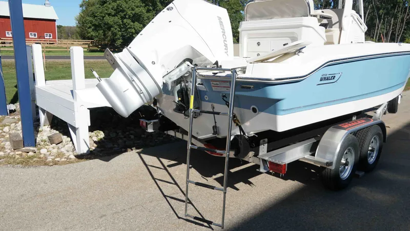 Slide: The Image of Boston Whaler 220 Dauntless 2026 - 32