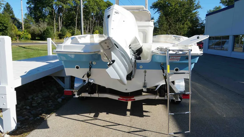 Slide: The Image of Boston Whaler 220 Dauntless 2026 - 33
