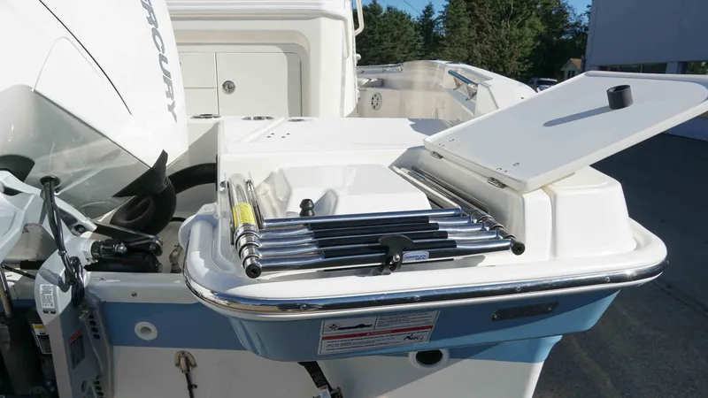 Slide: The Image of Boston Whaler 220 Dauntless 2026 - 34