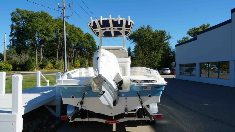 Slide: The Image of Boston Whaler 220 Dauntless 2026 - 5