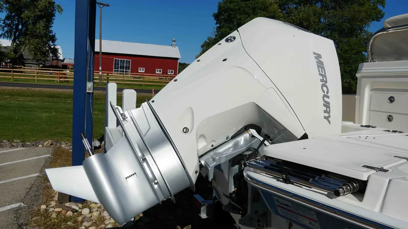 Slide: The Image of Boston Whaler 220 Dauntless 2026 - 6