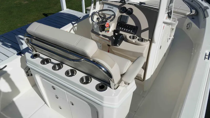 Slide: The Image of Boston Whaler 220 Dauntless 2026 - 7