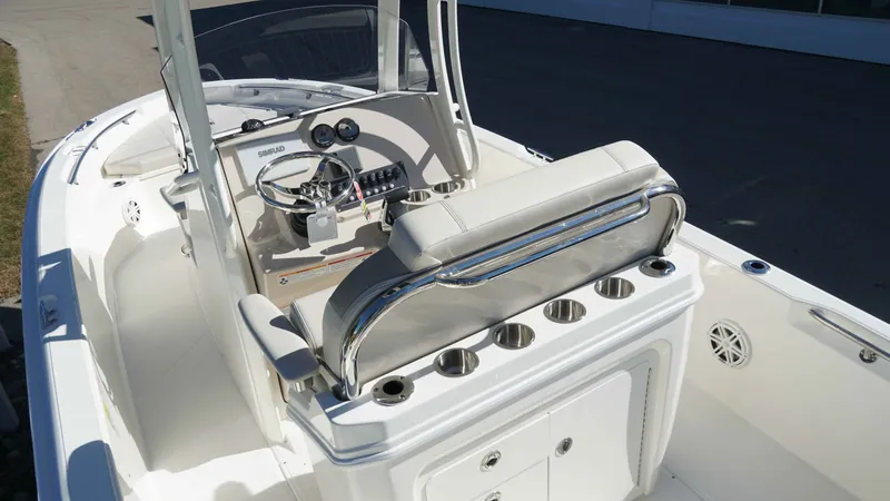 Slide: The Image of Boston Whaler 220 Dauntless 2026 - 8