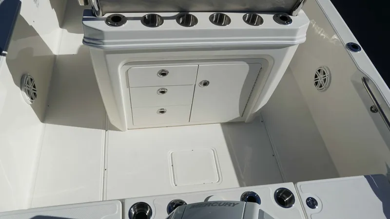 Slide: The Image of Boston Whaler 220 Dauntless 2026 - 9