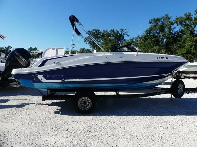 Slide: The Image of Bayliner VR5 Bowrider OB 2019 - 3