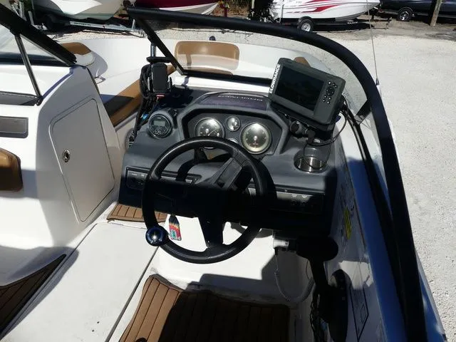 Slide: The Image of Bayliner VR5 Bowrider OB 2019 - 6