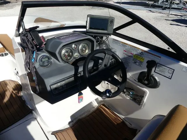 Slide: The Image of Bayliner VR5 Bowrider OB 2019 - 7
