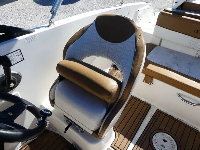 Slide: The Image of Bayliner VR5 Bowrider OB 2019 - 8