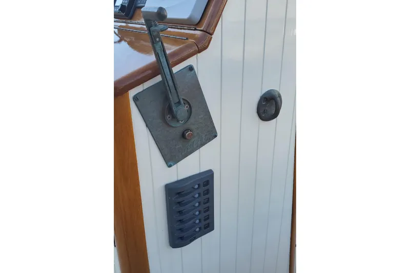 Slide: The Image of Control panel and lever on 2016 First Light Monomoy 26 boat. - 18