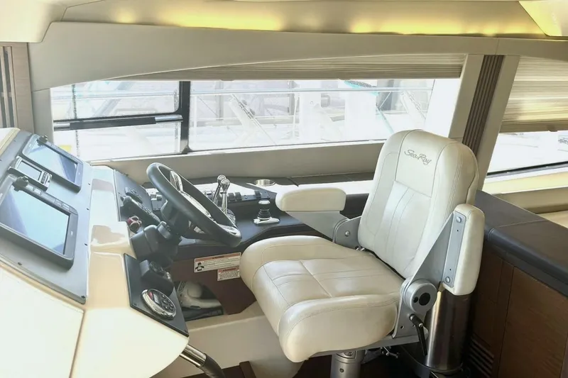 Slide: The Image of 2016 Sea Ray 510 Fly 'Bateau d’Amis' - Salon - 2