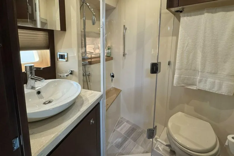 Slide: The Image of Sea Ray 510 Fly 'Bateau d’Amis' - Stairwell - 21