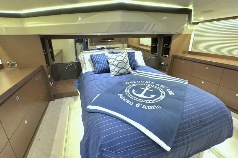 Slide: The Image of 2016 Sea Ray 510 Fly 'Bateau d’Amis' - Master Head - 4