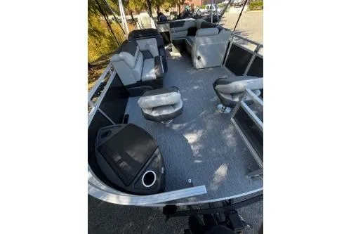 Slide: The Image of 2026 Sun Tracker Fishin' Barge 22 DLX pontoon boat with spacious seating and modern design. - 4