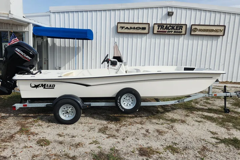 The Image of 2026 Mako Pro Skiff 17 CC boat on trailer, parked outside dealership. - 0