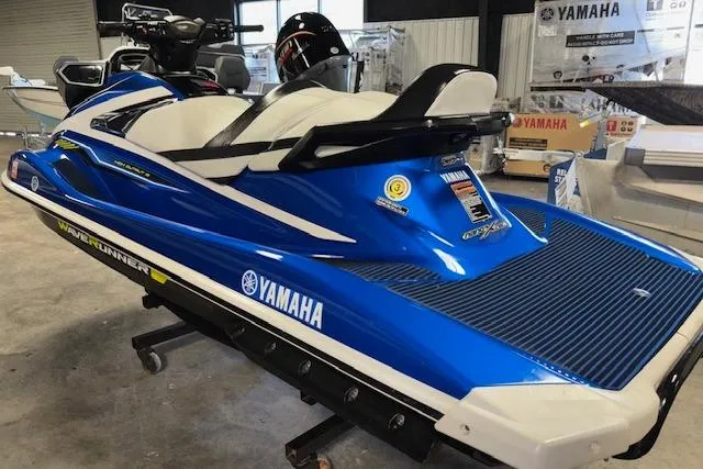 Slide: The Image of 2018 Yamaha WaveRunner VX Cruiser HO in showroom, blue and white design. - 5