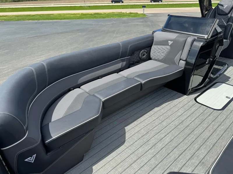 Slide: The Image of Viaggio 2024 Viaggio Diamante 24UW A-T 2024 - 16