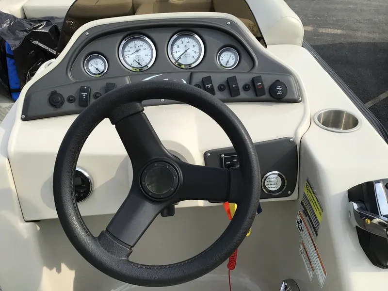 Slide: The Image of Manitou 25 Aurora LE 2017 - 10