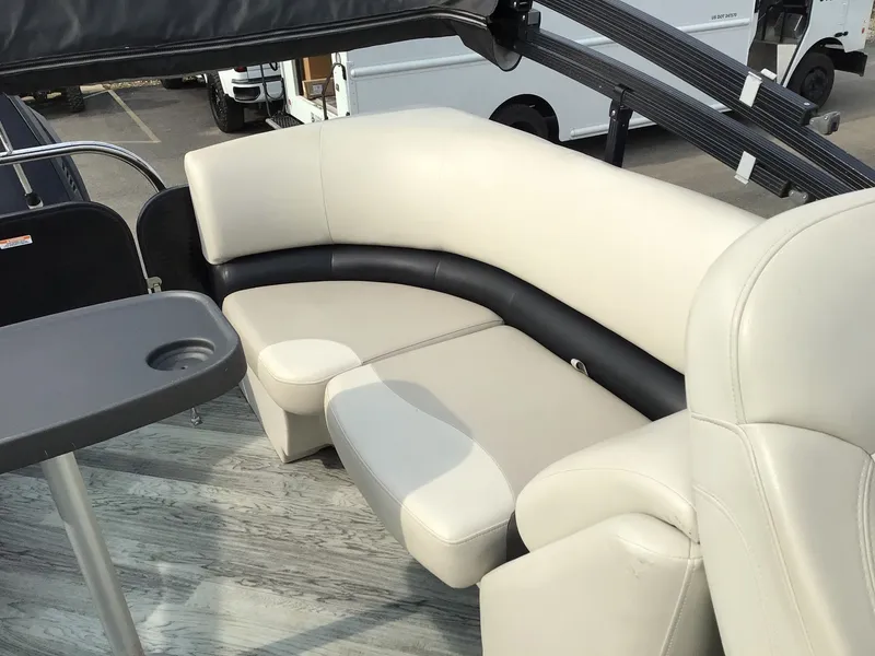 Slide: The Image of Manitou 25 Aurora LE 2017 - 11