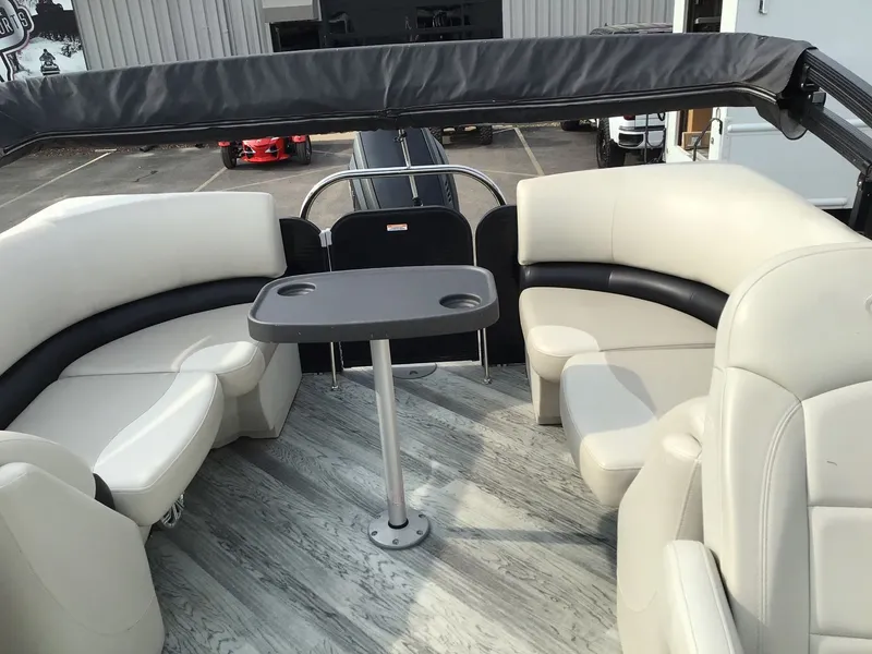 Slide: The Image of Manitou 25 Aurora LE 2017 - 12