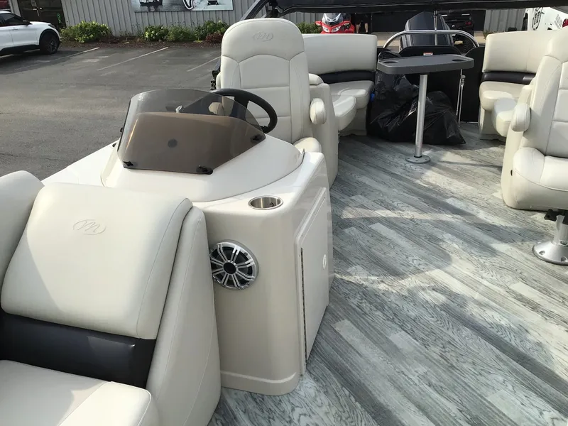 Slide: The Image of Manitou 25 Aurora LE 2017 - 14