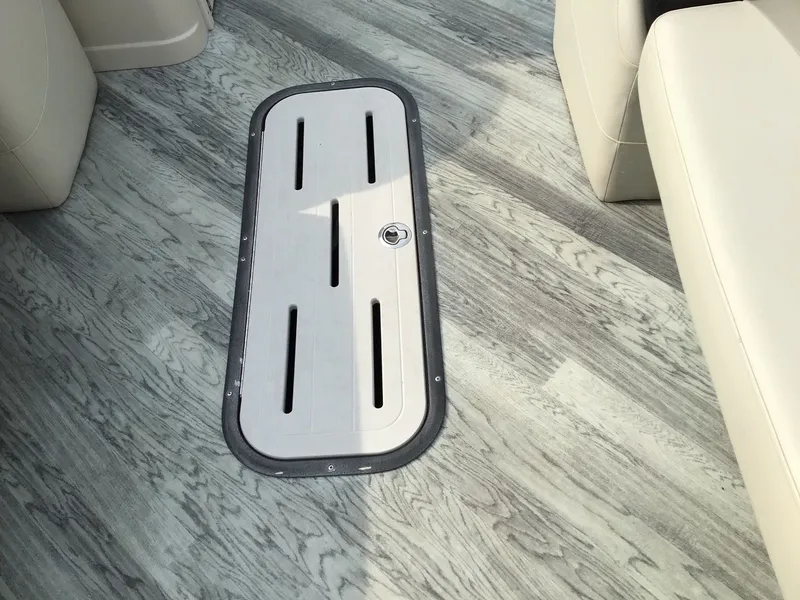 Slide: The Image of Manitou 25 Aurora LE 2017 - 15