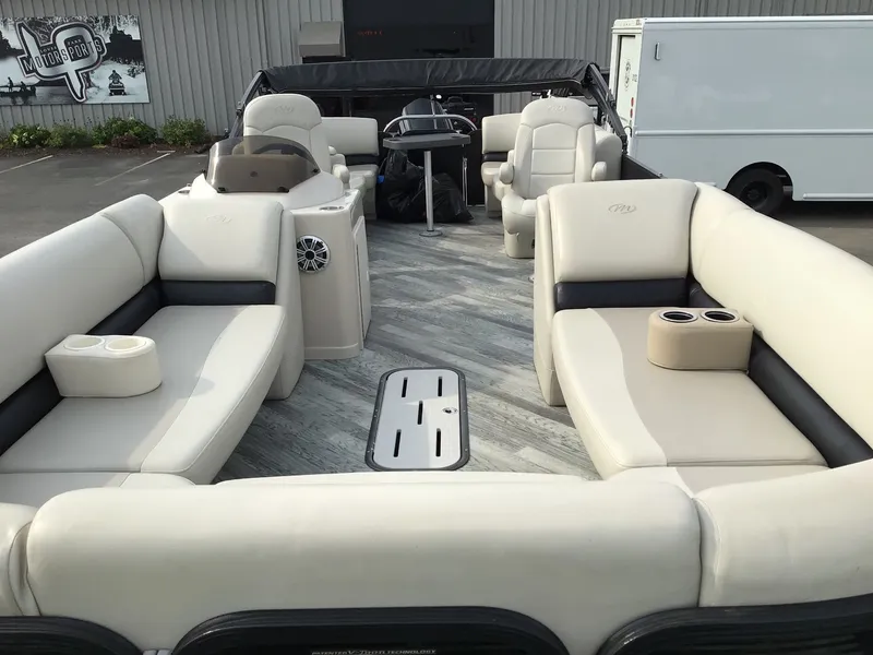 Slide: The Image of Manitou 25 Aurora LE 2017 - 16