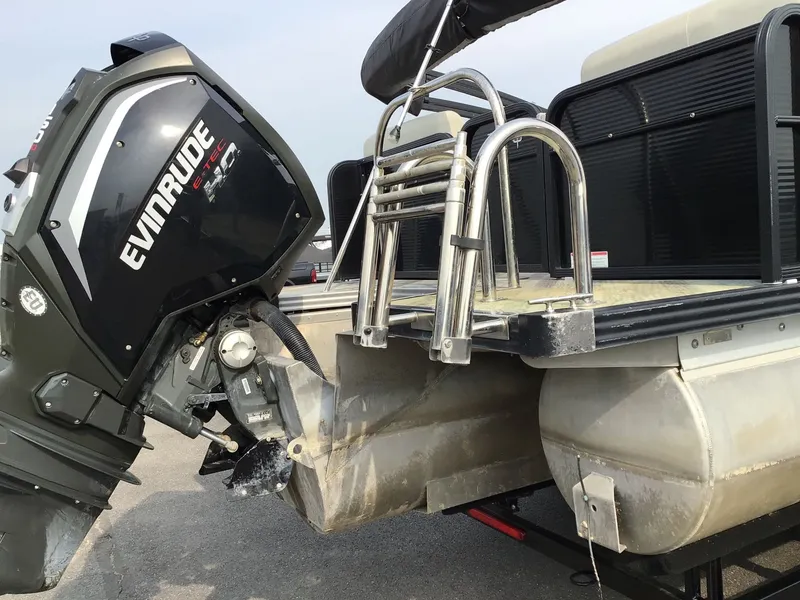 Slide: The Image of Manitou 25 Aurora LE 2017 - 3