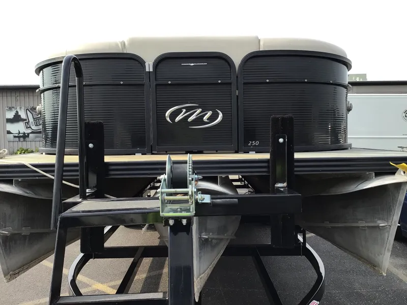 Slide: The Image of Manitou 25 Aurora LE 2017 - 5