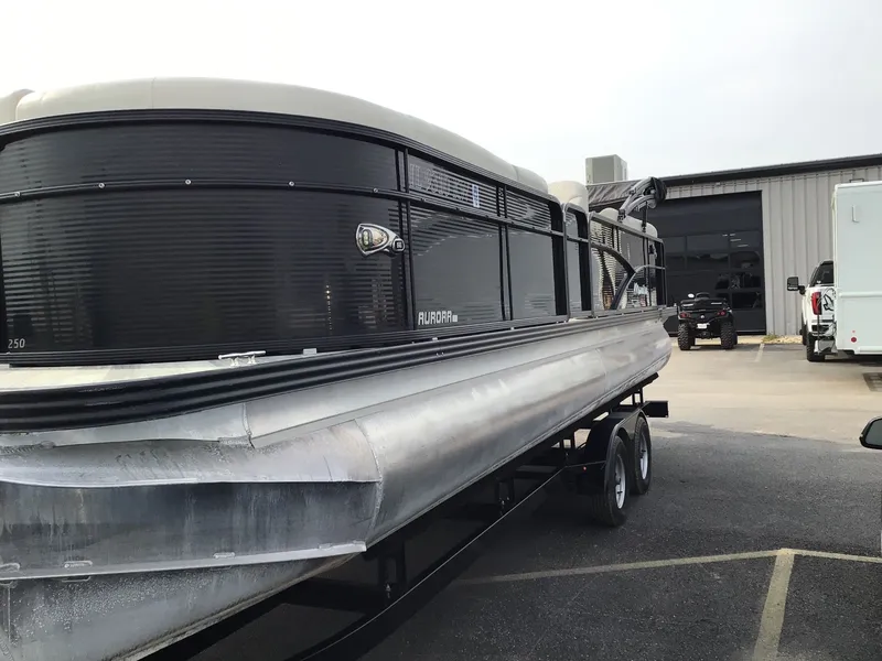 Slide: The Image of Manitou 25 Aurora LE 2017 - 6