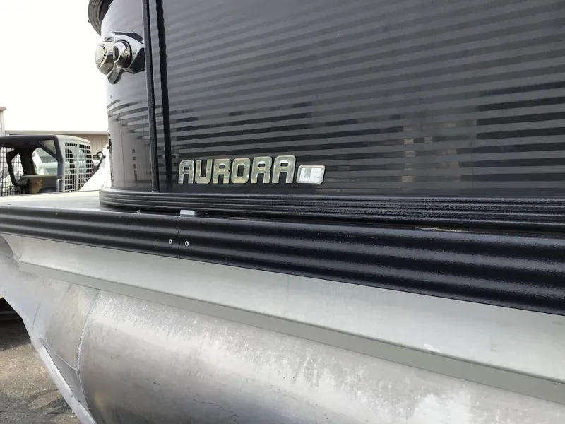 Slide: The Image of Manitou 25 Aurora LE 2017 - 7