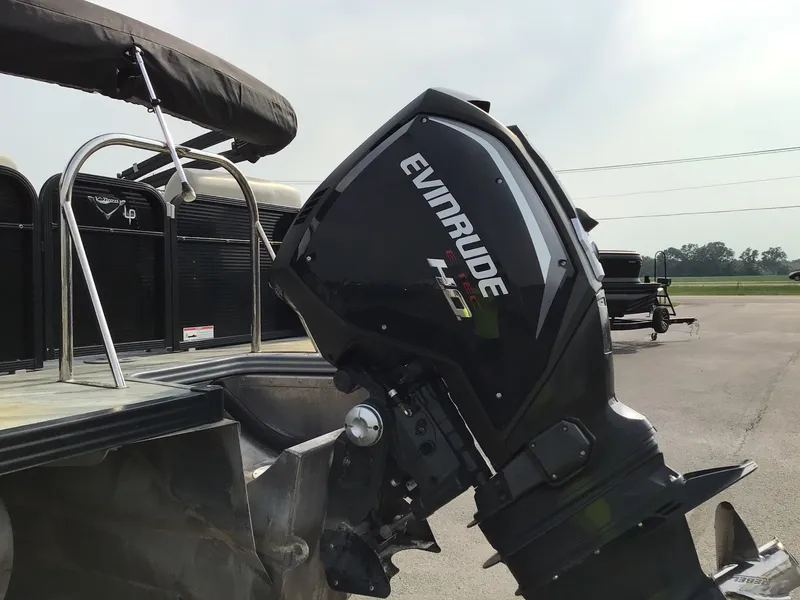 Slide: The Image of Manitou 25 Aurora LE 2017 - 8