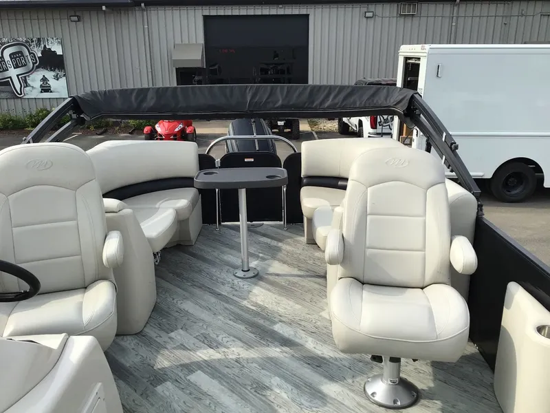 Slide: The Image of Manitou 25 Aurora LE 2017 - 9