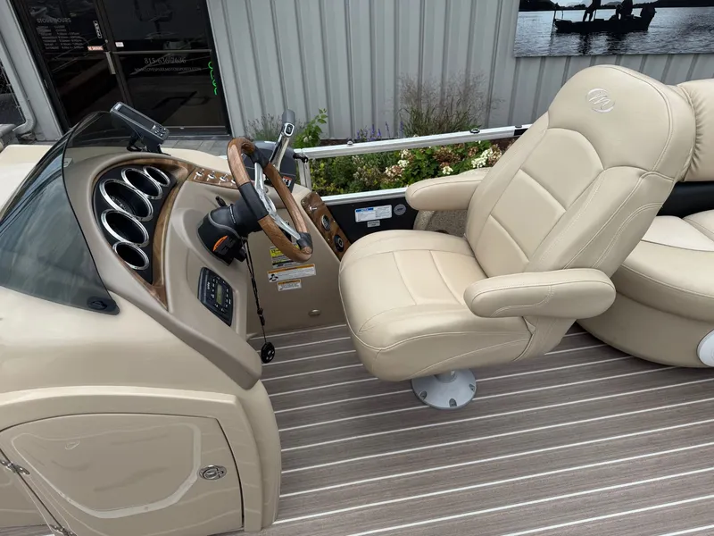 Slide: The Image of Manitou 25 SES 2014 - 11